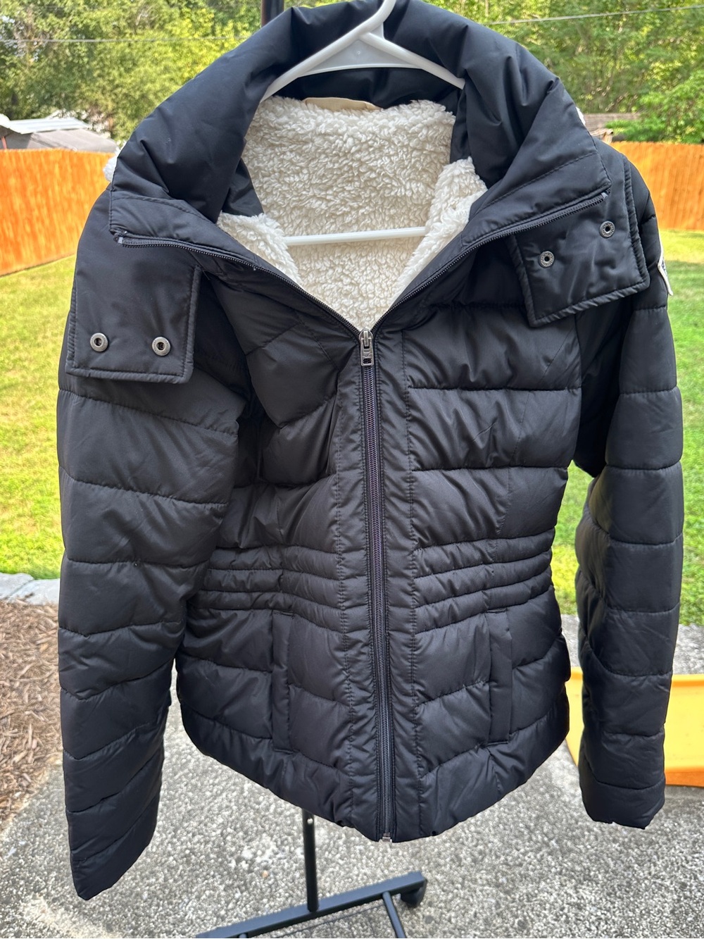 Hollister Black Zip Up Puffer Jacket with White Sherpa Lining and Hood M